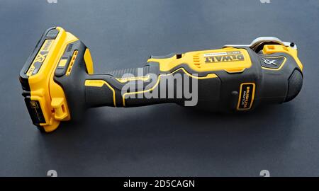 OTTERY ST MARY, DEVON - 6 FÉVRIER 2020 : DeWalt Cordless Multi Tool sur fond noir. Banque D'Images