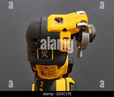 OTTERY ST MARY, DEVON - 6 FÉVRIER 2020 : DeWalt Cordless Multi Tool sur fond noir. Banque D'Images