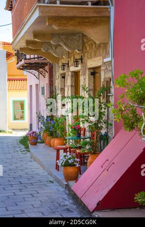 Rues du célèbre village pittoresque de Limni Evias sur l'île d'Euboea, Grèce. Banque D'Images