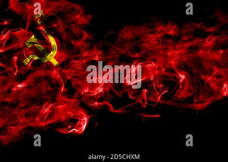 URSS, soviétique, Russie, russe, communisme drapeau de fumée isolé sur fond noir Banque D'Images