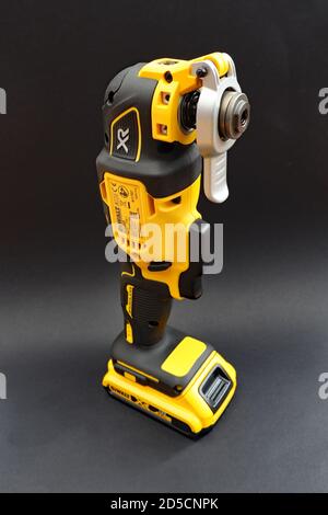 OTTERY ST MARY, DEVON - 6 FÉVRIER 2020 : DeWalt Cordless Multi Tool sur fond noir. Banque D'Images