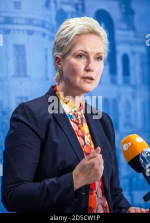 Schwerin, Allemagne. 13 octobre 2020. Manuela Schwesig (SPD), Premier ministre de Mecklembourg-Poméranie occidentale, répond aux questions des représentants des médias lors d'une conférence de presse. Mecklembourg-Poméranie occidentale maintient sa position malgré les critiques massives de l'interdiction d'hébergement pour les touristes des zones à risque de corona. Credit: Jens Büttner/dpa-Zentralbild/dpa/Alay Live News Banque D'Images