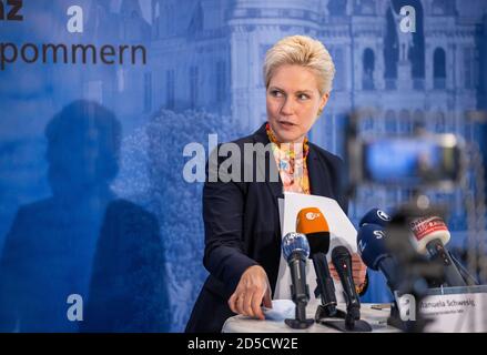 Schwerin, Allemagne. 13 octobre 2020. Manuela Schwesig (SPD), Premier ministre de Mecklembourg-Poméranie occidentale, répond aux questions des représentants des médias lors d'une conférence de presse. Mecklembourg-Poméranie occidentale maintient sa position malgré les critiques massives de l'interdiction d'hébergement pour les touristes des zones à risque de corona. Credit: Jens Büttner/dpa-Zentralbild/dpa/Alay Live News Banque D'Images