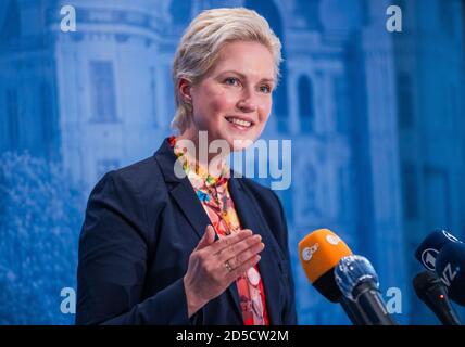 Schwerin, Allemagne. 13 octobre 2020. Manuela Schwesig (SPD), Premier ministre de Mecklembourg-Poméranie occidentale, répond aux questions des représentants des médias lors d'une conférence de presse. Mecklembourg-Poméranie occidentale maintient sa position malgré les critiques massives de l'interdiction d'hébergement pour les touristes des zones à risque de corona. Credit: Jens Büttner/dpa-Zentralbild/dpa/Alay Live News Banque D'Images