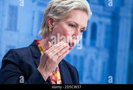 Schwerin, Allemagne. 13 octobre 2020. Manuela Schwesig (SPD), Premier ministre de Mecklembourg-Poméranie occidentale, répond aux questions des représentants des médias lors d'une conférence de presse. Mecklembourg-Poméranie occidentale maintient sa position malgré les critiques massives de l'interdiction d'hébergement pour les touristes des zones à risque de corona. Credit: Jens Büttner/dpa-Zentralbild/dpa/Alay Live News Banque D'Images