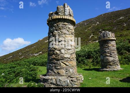 Jubilee Towers sur le sentier côtier du nord du pays de Galles au-dessus de Penmaemaawr Conwy Nord du pays de Galles Royaume-Uni Snowdonia Banque D'Images