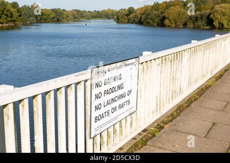 Alton Water Lake, Tattingstone, Suffolk, Angleterre, Royaume-Uni règles concernant l'utilisation du réservoir d'eau potable Banque D'Images