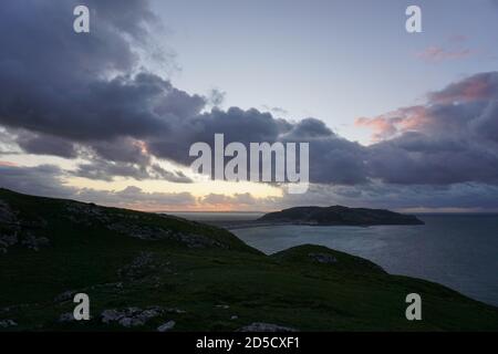 Coucher de soleil depuis le sommet de la petite Orme donnant sur Llandudno Et la Great Orme Conwy North Wales UK Banque D'Images