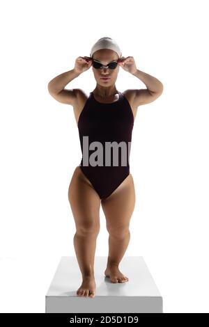 Professionnel. Belle femme naine pratiquant la natation isolée sur fond blanc. Le style de vie des personnes inclusives, la diversité et l'équility. Sport, activité et mouvement. CopySpace pour publicité. Banque D'Images