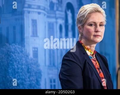 Schwerin, Allemagne. 13 octobre 2020. Manuela Schwesig (SPD), Premier ministre de Mecklembourg-Poméranie occidentale, suit les questions des représentants des médias lors d'une conférence de presse. Mecklembourg-Poméranie occidentale s'en tient à l'interdiction de l'hébergement pour les touristes des zones à risque de corona malgré les critiques massives. Credit: Jens Büttner/dpa-Zentralbild/dpa/Alay Live News Banque D'Images