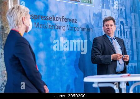 Schwerin, Allemagne. 13 octobre 2020. Manuela Schwesig (SPD), Premier ministre de Mecklembourg-Poméranie occidentale, et Reinhard Meyer (SPD), ministre des Finances de Mecklembourg-Poméranie occidentale, se tiennent côte à côte lors d'une conférence de presse. Mecklembourg-Poméranie occidentale maintient sa position malgré les critiques massives de l'interdiction d'hébergement pour les touristes des zones à risque de corona. Credit: Jens Büttner/dpa-Zentralbild/dpa/Alay Live News Banque D'Images