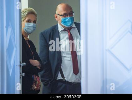 Schwerin, Allemagne. 13 octobre 2020. Manuela Schwesig (SPD), le premier ministre de Mecklembourg-Poméranie occidentale, et Harry Glawe (CDU), et le ministre de l'économie de Mecklembourg-Poméranie occidentale, sont debout devant une salle de conférence de presse avec protection de la bouche et du nez. Mecklembourg-Poméranie occidentale maintient sa position malgré les critiques massives de l'interdiction d'hébergement pour les touristes des zones à risque de corona. Credit: Jens Büttner/dpa-Zentralbild/dpa/Alay Live News Banque D'Images