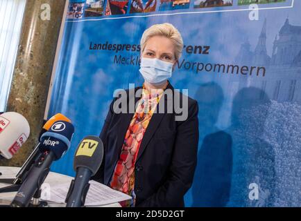 Schwerin, Allemagne. 13 octobre 2020. Manuela Schwesig (SPD), le Premier ministre de Mecklembourg-Poméranie-Occidentale, est sur le point d'organiser une conférence de presse avec protection de la bouche et du nez derrière une table haute avec des microphones. Le Mecklembourg-Poméranie occidentale s'en tient à l'interdiction de l'hébergement pour les touristes des zones à risque de corona en dépit de critiques massives. Credit: Jens Büttner/dpa-Zentralbild/dpa/Alay Live News Banque D'Images