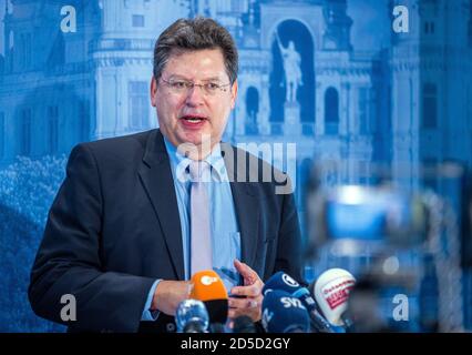 Schwerin, Allemagne. 13 octobre 2020. Reinhard Meyer (SPD), ministre des Finances du Mecklembourg-Poméranie occidentale, répond aux questions des représentants des médias lors d'une conférence de presse. Mecklembourg-Poméranie occidentale maintient sa position malgré les critiques massives de l'interdiction d'hébergement pour les touristes des zones à risque de corona. Credit: Jens Büttner/dpa-Zentralbild/dpa/Alay Live News Banque D'Images