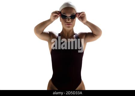 Mode de vie actif. Belle femme naine pratiquant la natation isolée sur fond blanc. Le style de vie des personnes inclusives, la diversité et l'équility. Sport, activité et mouvement. CopySpace pour publicité. Banque D'Images