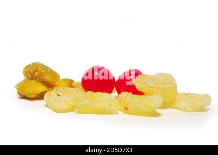 3 arômes de mangue déshydratée, 3 arômes d'ananas déshydratés, 3 arômes de cerises. Isolé sur fond blanc. (Avec Clipping Path). Banque D'Images