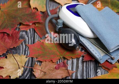 Tonomètre pour la mesure de la pression artérielle. Parmi les feuilles d'érable d'automne. Banque D'Images