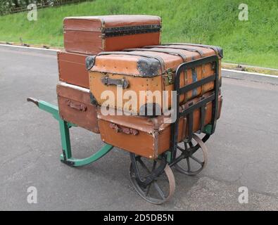 Vieilles valises sur un tramway à bagages Vintage Railway. Banque D'Images