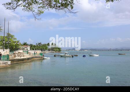 Vue sur une petite marina avec bateau ancré dans le port et les montagnes et la ville à l'arrière. Banque D'Images