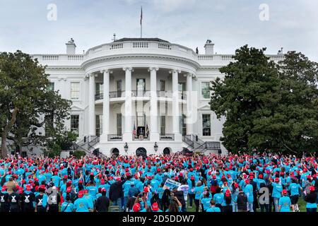 Partisan du président américain Donald Trump, portant des chapeaux DE MAGNA rouges, applaudissez lors d'un rassemblement de campagne sur le thème de la loi et de l'ordre sur la pelouse sud de la Maison Blanche le 10 octobre 2020 à Washington, DC. Banque D'Images