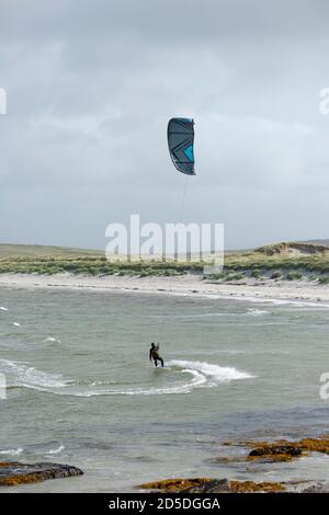 Une planche à voile à Clachan Sands sur North Uist Banque D'Images