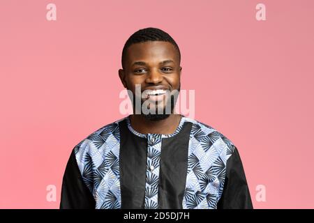 Portrait d'un homme noir souriant portant un costume traditionnel Banque D'Images