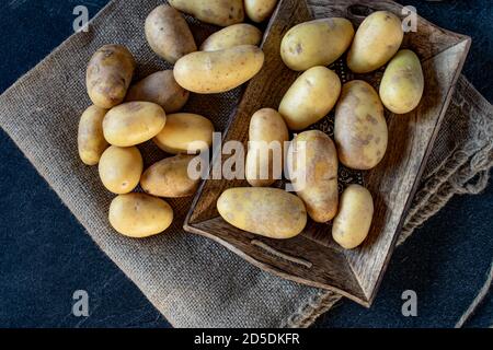 pommes de terre d'en haut sur fond rustique Banque D'Images