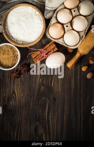 Cuisson des ingrédients sur une table de cuisine. Banque D'Images