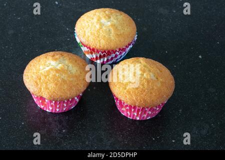 Petits gâteaux faits maison sur fond sombre, rose avec pois Banque D'Images