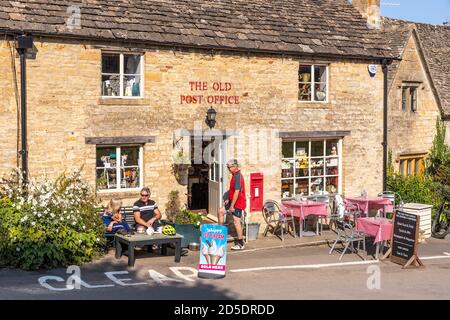 Pause thé en plein air devant l'ancien bureau de poste dans le village de Guitting Power, Gloucestershire, Royaume-Uni Banque D'Images