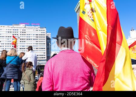 Madrid, Espagne, 12 octobre 2020. Homme portant un drapeau alors qu'il assiste à une manifestation sur la Plaza Colón contre la gestion de la crise COVID-19 par le gouvernement espagnol. Banque D'Images