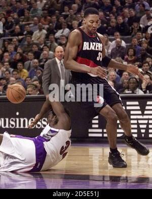 Le Pippen Scottie Pippen (R) de Portland Trail Blazers a fait tomber le  ballon par un plongeur Charles Oakley des Toronto Raptors lors du premier  trimestre d'action à Toronto en janvier 4.