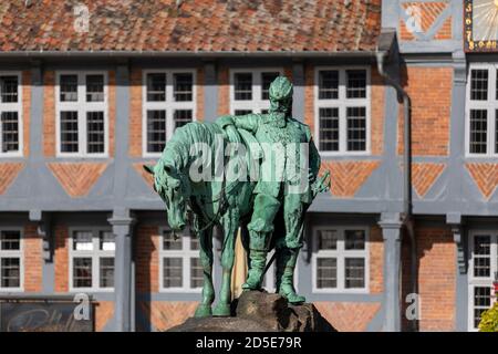 Augustus le plus jeune était un duc médiéval à Wolfenbüttel, en Basse-Saxe. Sa statue se trouve devant l'hôtel de ville, sur la place de la ville. Banque D'Images