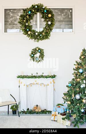 Deux couronnes de fête vertes en épicéa frais, décorées de jouets du nouvel an, guirlandes. Décoration de Noël. Suspendu au-dessus d'une cheminée Banque D'Images