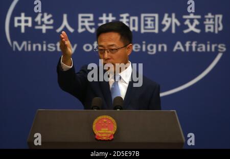 Pékin, Chine. 13 octobre 2020. Le porte-parole du ministère chinois des Affaires étrangères, Zhao Lijian, tient une conférence de presse avec des journalistes nationaux et étrangers à Pékin le mardi 13 octobre 2020. Zhao a admonesté les États-Unis pour son interférence à Taiwan, Hong Kong et Xinjiang, ainsi que les États-Unis pour avoir continué à étiqueter le coronavirus « la grippe de Chine ». Photo de Stephen Shaver/UPI crédit: UPI/Alay Live News Banque D'Images