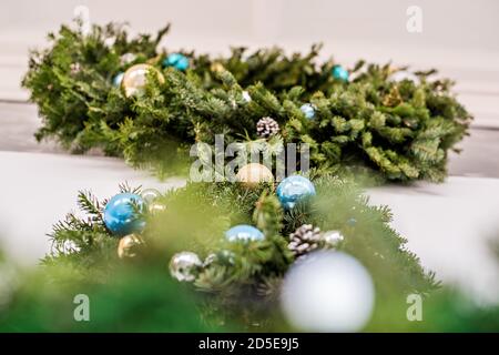 Deux couronnes de fête vertes en épicéa frais, décorées de jouets du nouvel an, guirlandes. Décoration de Noël. Suspendu au-dessus d'une cheminée Banque D'Images