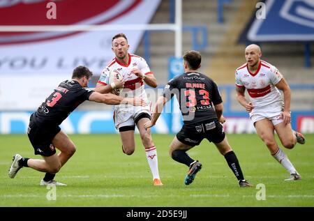 Ryan Brierley de Hull KR (deuxième à gauche) est attaqué par Tyrone McCarthy de Salford Red Devils (à gauche) et Tom Gilmore lors du match de la Super League de Betfred au stade Halliwell Jones, à Warrington. Banque D'Images