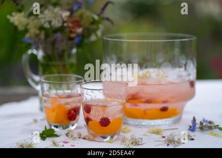 Pêche fête punch à l'extérieur Banque D'Images