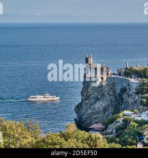 Magnifique paysage de mer. Le Swallow's Nest est un château décoratif situé près de la ville thermale de Yalta, dans la péninsule de Crimée. Banque D'Images