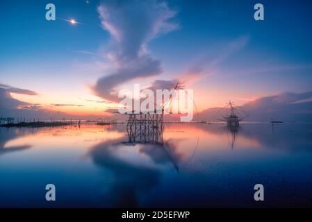 Matériel traditionnel de fishnet carré au lever du soleil dans le canal de Pakpra, Phatthalung, Thaïlande Banque D'Images