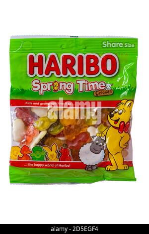 Paquet de bonbons Haribo Spring Time Friends prêts pour Pâques isolé sur fond blanc Banque D'Images