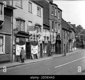 La très calme High Street à Welwyn dans les années 1950 montrant la publicité de cigarette proéminente de l'époque, le manque de circulation et la bicyclette étant le principal mode de transport dans ces jours passés. Banque D'Images