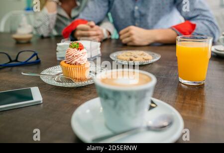 Petit déjeuner avec couple tenant les mains Banque D'Images