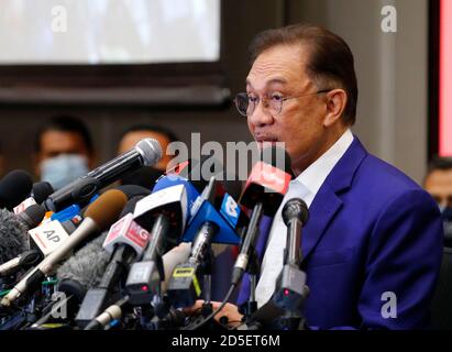 Le chef de l'opposition malaisienne Anwar Ibrahim parle lors d'une conférence de presse après avoir rencontré le roi de la nation à Kuala Lumpur.Anwar a rencontré le roi dans une tentative de former un nouveau gouvernement après avoir affirmé qu'il avait obtenu une majorité au Parlement. Banque D'Images