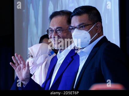 Le chef de l'opposition malaisienne, Anwar Ibrahim, fait la vague devant les médias lors d'une conférence de presse après avoir rencontré le roi de la nation à Kuala Lumpur.Anwar a rencontré le roi dans une tentative de former un nouveau gouvernement après avoir affirmé qu'il avait obtenu une majorité au Parlement. Banque D'Images