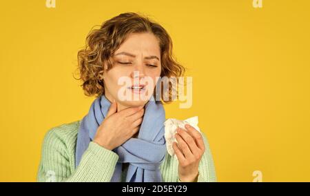 nez liquide causé par la maladie. malade avec laryngite. Virus respiratoire aigu. Jeune fille malade au nez liquide. Infection grippale et pneumonie. Concept d'éclosion de coronavirus. Symptômes de la maladie. Espace de copie. Banque D'Images