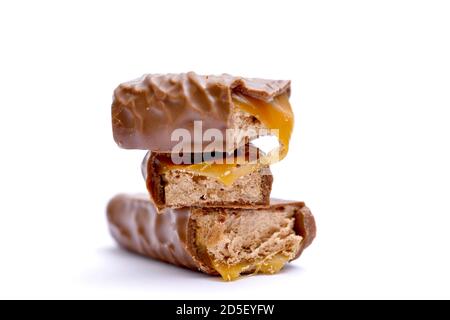 Barre de chocolat avec garniture. dof peu profond sur blanc Banque D'Images