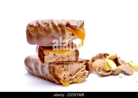 Barre de chocolat avec garniture. dof peu profond sur blanc Banque D'Images