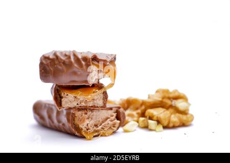 Barre de chocolat avec garniture. dof peu profond sur blanc Banque D'Images