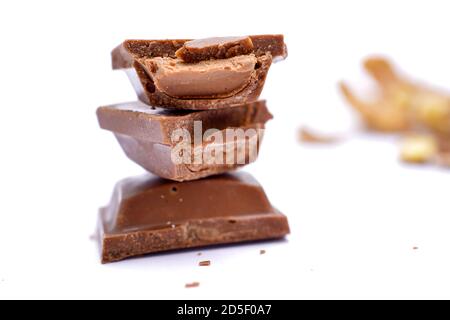 Barre de chocolat avec garniture. dof peu profond sur blanc Banque D'Images